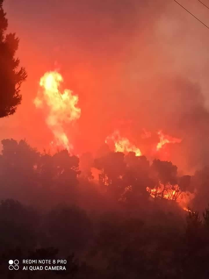 Μαίνεται η πυρκαγιά στις Κεχριές