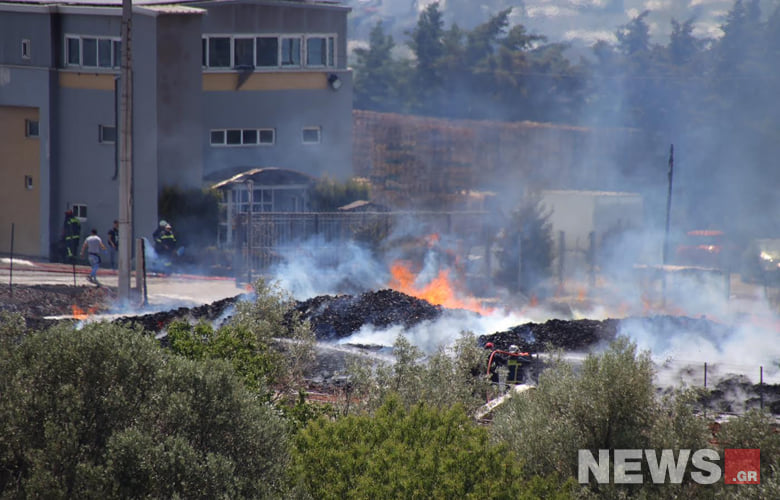 Φωτιά σε δυο οχήματα σε υπαίθριο χώρο στην βούλα Αττικής