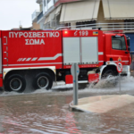 Φωτογραφικό στιγμιότυπο πυροσβεστικού οχήματος μετά από κλήση για παροχή βοηθείας λόγω υψηλής στάθμης υδάτων