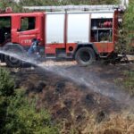 Πυρκαγιά σε ξερά χόρτα στα Εξαμίλια Κορινθίας