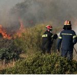 Πυρκαγιά σε ξερά χόρτα έξω από τη Θεσσαλονίκη