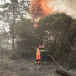 Φωτιά σε εξέλιξη σε ξηρά χόρτα στη Ν. Μηχανιώνα Θεσσαλονίκης