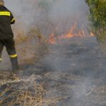 Πυρκαγιά σε ξερά χόρτα πλησίον του παλιού Στρατοπέδου στην Κόρινθο