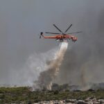 Χωρίς ενεργό μέτωπο η φωτιά στο Λαύριο αλλά με πολλές διάσπαρτες εστίες