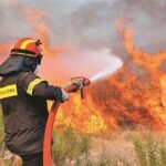 Πυρκαγιά σε κατοικημένη περιοχή στο Δήλεσι