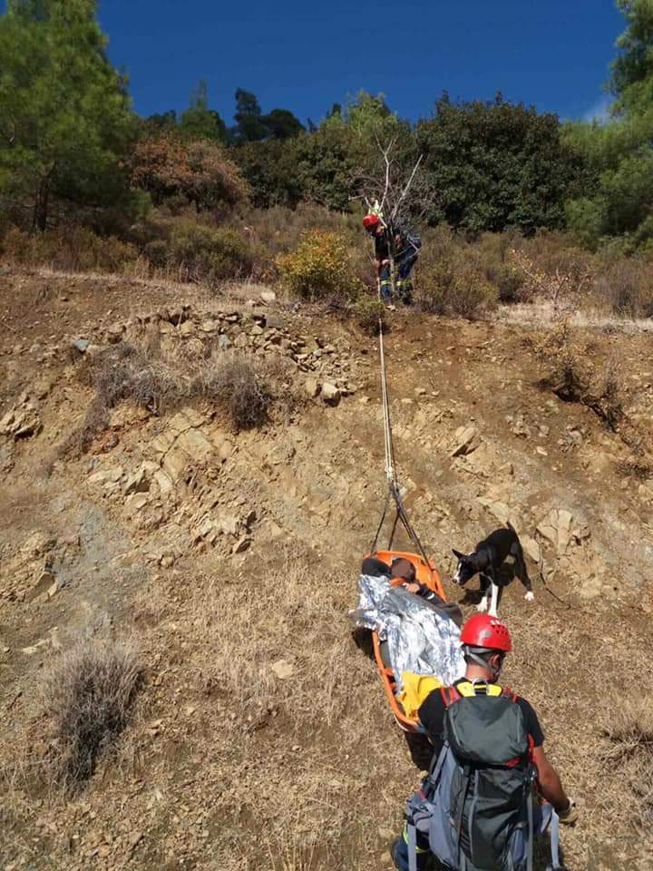 Διάσωση κυνηγού και ο πιο πιστός φίλος του ανθρώπου. Η «ΠΑΟΛΑ» δεν άφησε λεπτό από τα μάτια της το αφεντικό της.