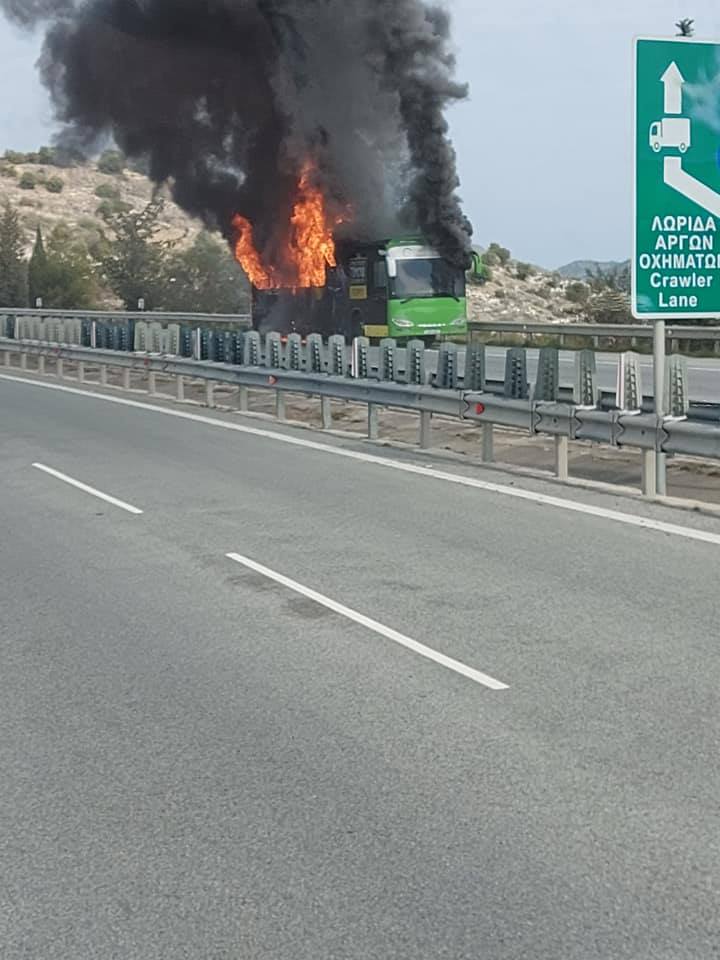 Πυρκαγιά σε λεωφορείο στον αυτοκινητόδρομο Λευκωσίας - Λεμεσού (Φώτο)