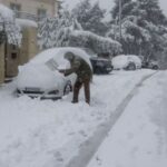 Στα λευκά μέχρι τη θάλασσα έχει ντυθεί η Αττική - Δείτε ζωντανά εικόνα απο τα νότια πρόαστια