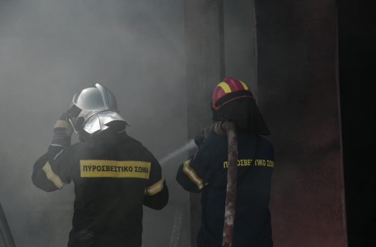 Πυρκαγιά ΤΩΡΑ σε αποθήκη στο Περιστέρι Αττικής. Απεγκλωβίστηκε 1 άτομο