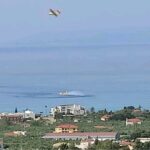 Καλαμάτα: Canadair "κόλλησε" στη θάλασσα λόγω τεχνικού προβλήματος - Μετά από λίγα λεπτά κατάφερε να συνεχίσει την πορεία του