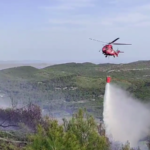 Υπό μερικό έλεγχο η δασική πυρκαγιά στο Λαύριο