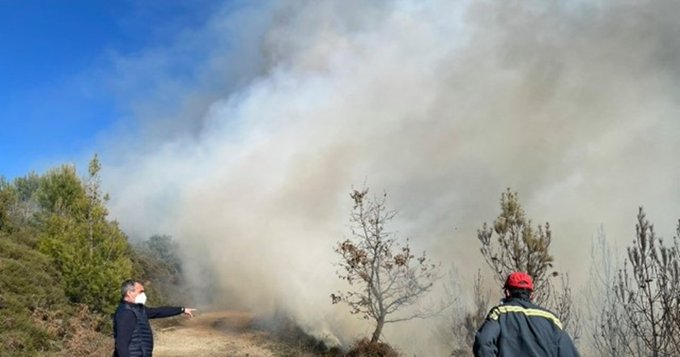 Σε εξέλιξη η πυρκαγιά στη Μάνη – Στην μάχη ισχυρές δυνάμεις της πυροσβεστικής και δύο αεροσκάφη