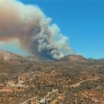 Μεγάλη πυρκαγιά σε χαμηλή βλάστηση στην Σαλαμίνα Αττικής