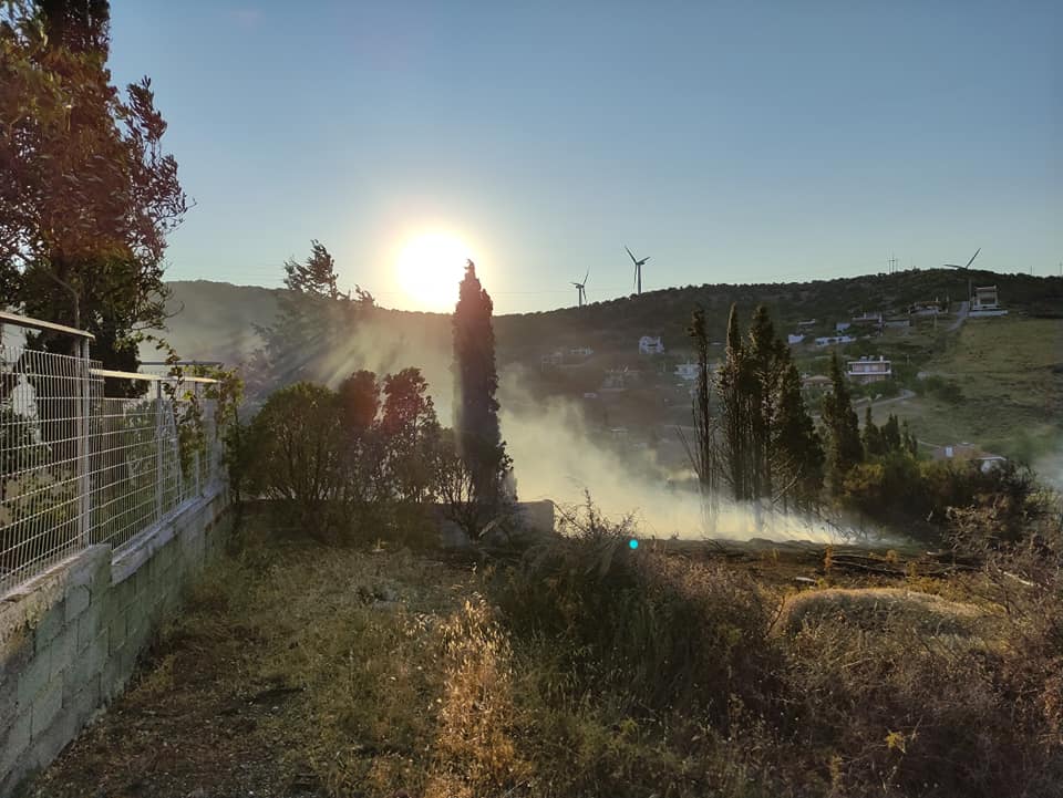 Πυρκαγιά εν υπαίθρω στην περιοχή "Ντελενια" Λαυρεωτικής (Φώτο)