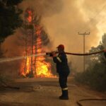 Σε ύφεση η πυρκαγιά στα Βίλια -Επιχειρούν ισχυρές πυροσβεστικές δυνάμεις