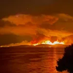 Πυρκαγιά Εύβοια: Δραματική η νύχτα! Η πυρκαγιά κινείται ανεξέλεγκτα με κατεύθυνση το Πευκί.