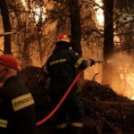 Μάχη με τις αναζωπυρώσεις στην Εύβοια- Τα πύρινα μέτωπα σε Ηλεία και Μάνη.