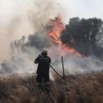 Αναζωπυρώθηκε η πυρκαγιά στην Καστοριά