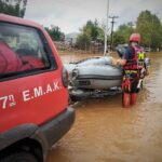 Θεσσαλονίκη: Αυτοκίνητο με τρία νεαρά άτομα παρασύρθηκε από ρέμα – Σωτήρια επέμβαση της Πυροσβεστικής