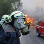 Βαρυμπόμπη – Πυροσβέστης τραβάει video μέσα από την φωτιά