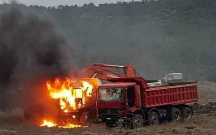 Διαμαρτυρία στην Λέσβο για την νέα δομή «προσφύγων» – Πυρκαγιά σε μηχανήματα