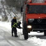 Θεσσαλονίκη Χιόνια:Εγκλωβίστηκαν με το όχημα τους - Επιχείρησε η Πυροσβεστική