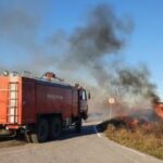 Φωτιά στον παράπλευρο δρόμο της Εγνατίας στο ύψος της Αγίας Κυριακής (Φωτό)