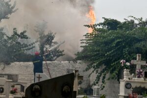 Πυρκαγιά στα κοιμητήρια σε χωριό λίγο έξω από τη Θεσσαλονίκη