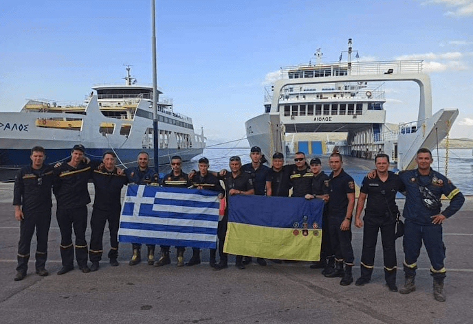 Η Φωτογραφία της Ημέρας - Οι Ουκρανοί πυροσβέστες στην Β.Εύβοια