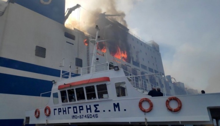 Αναζωπυρώθηκε η πυρκαγιά στο πλοίο Euroferry Olympia.(βίντεο)