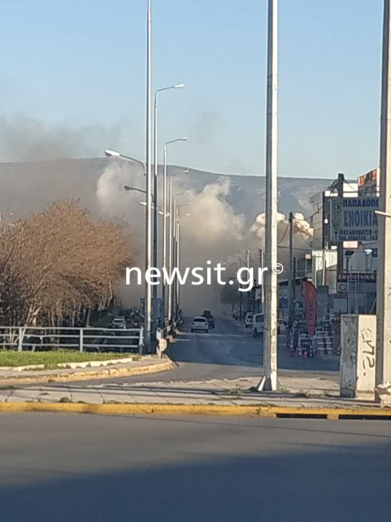 Πυρκαγιά σε μάντρα αυτοκινήτων στη Λεωφόρο Αθηνών