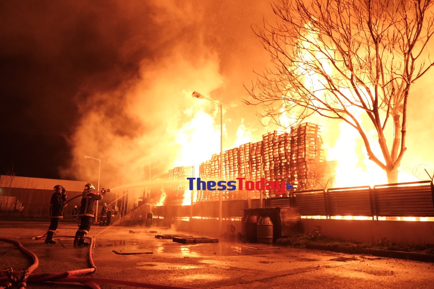 Μεγάλη πυρκαγιά σε χώρο αποθήκευσης στα Διαβατά Θεσσαλονίκης