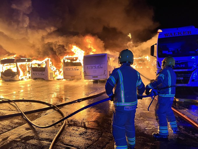 Πυρκαγιά κατέστρεψε 15 λεωφορεία στα Δυτικά Μίντλαντς της Αγγλίας