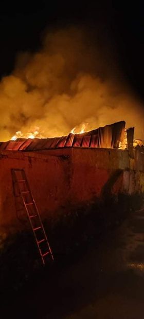 Συναγερμός στην Πυροσβεστική για μεγάλη πυρκαγιά σε αποθήκη ξυλείας στον Ταύρο