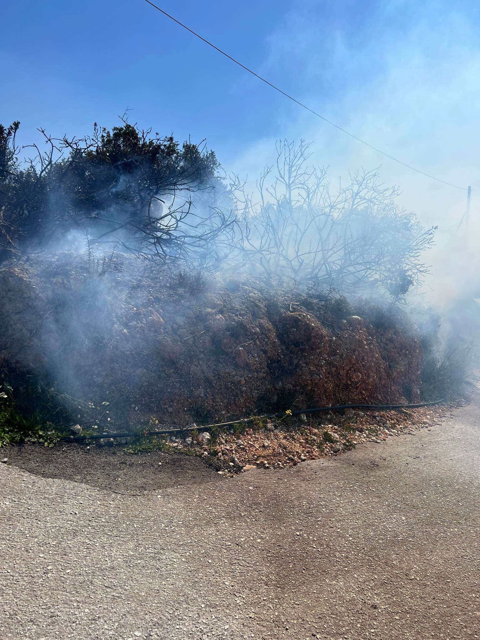 Πυρκαγιά σε χορτολιβαδική έκταση στο γεφύρι του Λουρδά στην Κεφαλονιά (Φωτό)