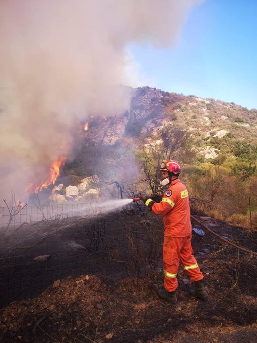 Μεγάλη επιχείρηση της πυροσβεστικής για πυρκαγιά σε δασική έκταση πλησίον της Μονής Βροντά στη Σάμο