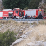 Ι.Χ όχημα έπεσε σε γκρεμό στον επαρχιακό δρόμο στην Νεμέα προς το Ψάρι Κορίνθου – Στο σημείο η Πυροσβεστική