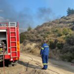 Σε εξέλιξη η δασική πυρκαγιά στο Ξυλόκαστρο Κορινθίας