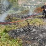 Πυρκαγιά εν υπαίθρω πίσω από το Νεκροταφείο Λαυρίου (Φωτό)