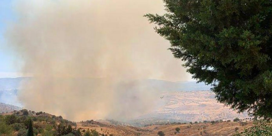 Δασική πυρκαγιά σε εξέλιξη στο Ξυλόκαστρο Κορινθίας