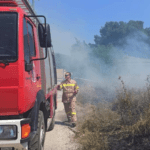 Πυρκαγιά σε ξερά χόρτα στην Αρτέμιδα Αττικής (Φωτό)