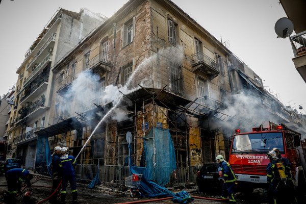 Πυρκαγιά σε εξέλιξη σε ακατοίκητο κτίριο στην Αθήνα