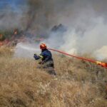 Υπό μερικό έλεγχο η πυρκαγιά στον Κουβαρά