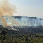 Πυρκαγιά σε εξέλιξη σε οικοπεδικούς χώρους στον Κάλαμο Αττικής