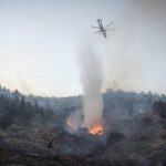 Σε ύφεση η πυρκαγιά σε Βούλα και Βάρη - Ισχυρές δυνάμεις της Πυροσβεστικής και εναέρια μέσα