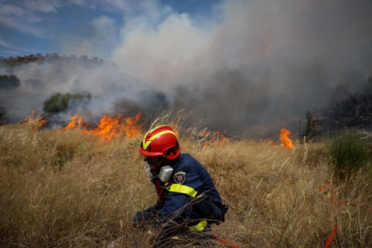 Τραυματίστηκε πυροσβέστης στην πυρκαγιά στον Άγιο Στέφανο