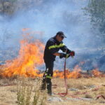 Σύλληψη για πρόκληση εμπρησμού από αμέλεια σε ξηρά χόρτα εντός οικοπεδικού χώρου στην Πιερία