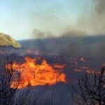 Πυρκαγιά σε εξέλιξη σε οικοπεδικούς χώρους στην Σαλαμίνα Αττικής