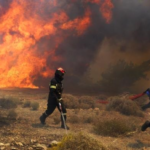 Σε εξέλιξη πυρκαγιά σε χαμηλή βλάστηση στον Κάλαμο Αττικής