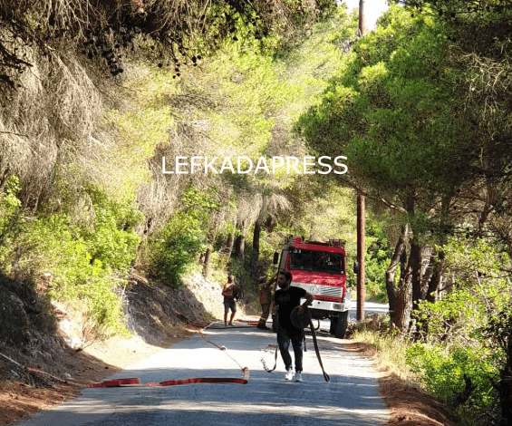 Υπό μερικό έλεγχο η πυρκαγιά στο Πόρτο Κατσίκι στην Λευκάδα